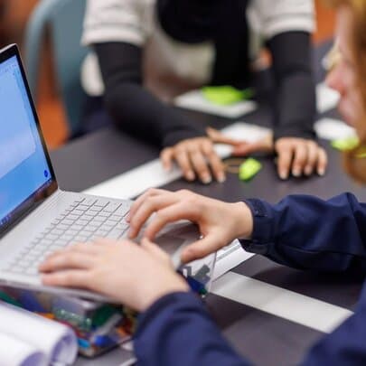 STEM Holiday Workshop for Young People: Auslan and English